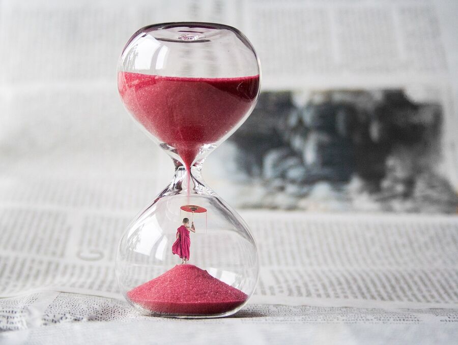 Sanduhr von David auf Pixabay unter https://pixabay.com/de/photos/sanduhr-zeit-m%C3%B6nch-buddhist-1875812/