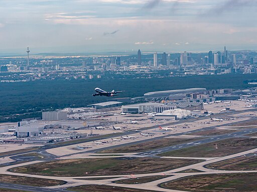 Flugzeug beim Abheben vom Frankfurter Flughafen vor der Skyline. (CC-BY-SA 2.0+ Matti Blume via Wikimedia-Commons)