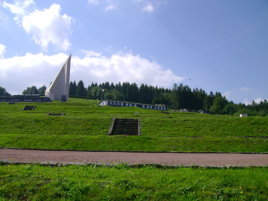 Aktuelles Foto vom Gel&auml;nde des ehemaligen KZ Natzweiler-Struthof mit der Nekropole im Hintergrund (Todor Bozhinov via Wikimedia Commons, Lizenz CC BY-SA 3.0)