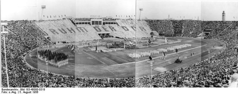 Bundesarchiv_Bild_183-40000-0318,_Leipzig,_Zentralstadion.jpg 