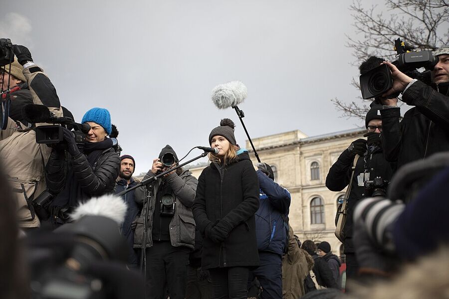 Luisa Neubauer redet vor Kameras in ein Mikrofon. Quelle: FridaysForFuture Deutschland, CC BY 2.0 <https://creativecommons.org/licenses/by/2.0>, via Wikimedia Commons