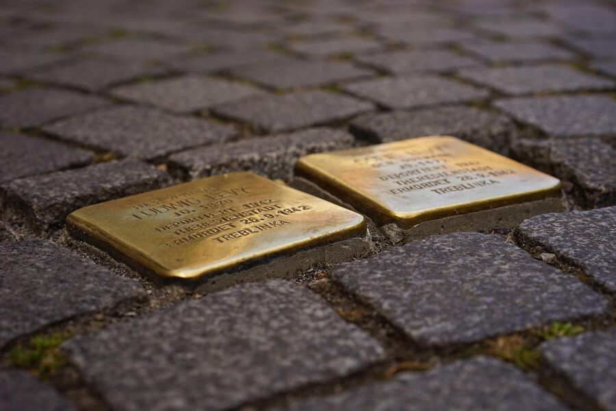 Zwei Stolpersteine Quelle: Hans auf https://pixabay.com/photos/stumbling-blocks-memorial-plaques-2524026/