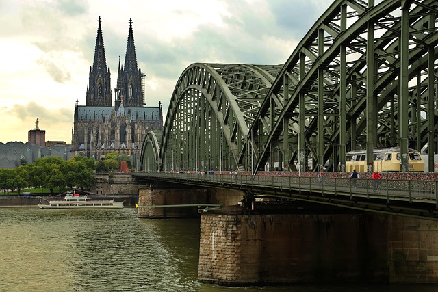 K&ouml;ln, Hohenzollernbr&uuml;cke und Dom, Quelle: https://pixabay.com/de/photos/k%C3%B6ln-hohenzollernbr%C3%BCcke-dom-rhein-1165185/
